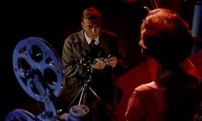 - Mark, what are you doing?
- I wanted to photograph you watching. - Peeping Tom