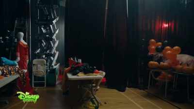 -[Marshall] Let's go!
-[shouting] - Under Wraps