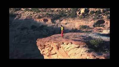 Marta Empinotti,
the walking woman. - Fly