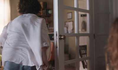 -[Martha] Oh, Mama, come!
-I'll be back in two seconds. - The Lost Daughter