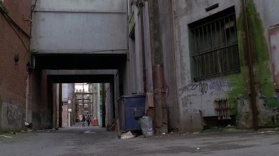 - (Marty) Where?
- (man) Here. There's an alley here. - The X-Files