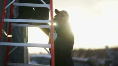 MARVIN: Got our trophy here,
Glyn, here you go. - Life Below Zero: First Alaskans