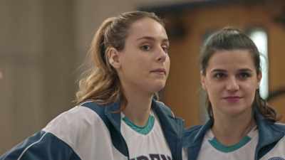-[Marvyn] Louise…
-[Louise] Give me the ball. - Big Shot