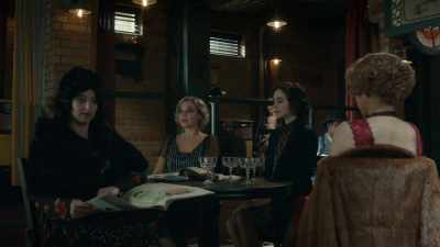 Mary, come sit next to me. - Frankie Drake Mysteries