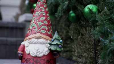 MARY LOUISE: How can
something so hideous - Haul Out the Holly: Lit Up