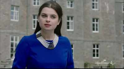 - Mas batom?
- Sim, mas não em cores vivas. - Royally Ever After