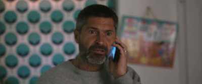 Mate, can you turn it
down? I'm on the phone. - Bull