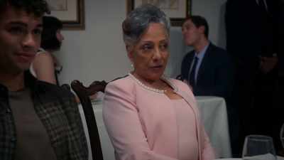 Maude: Your pants are unzipped
under the table. - Tyler Perry's The Oval
