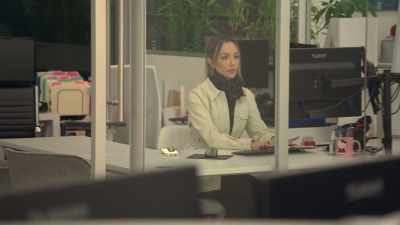 [Mauricio] Farrah is very accomplished,
making seven figures a year. - Buying Beverly Hills