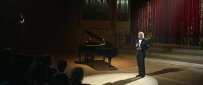 Max is looking to qualify
for Singer of Renown, - Falling for Figaro
