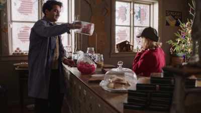 Maybe you could help me by holding this. - Teddy's Christmas