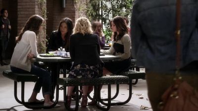MAYBE HER PHONE
WAS HIDDEN OR SOMETHING. - Pretty Little Liars