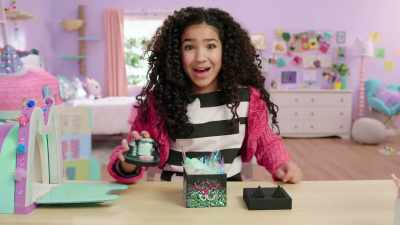 Maybe someone in the Dollhouse
can help us fix it. Come on. - Gabby's Dollhouse