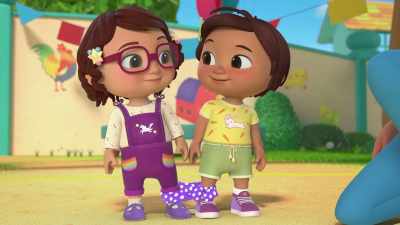 Maybe we should try walking
at the same time. - CoComelon Lane
