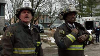 - Mayday, mayday!
Chief, I'm in the basement. - Chicago Fire