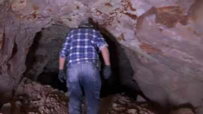 Meanwhile, Justin's concerned just
how dangerous this mine really is. - Outback Opal Hunters