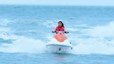 MEANWHILE, OUR THREE NEW
ISLANDERS ARE ARRIVING ON - Love Island