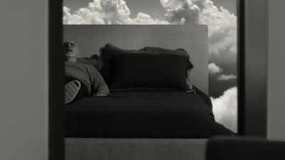 [melancholic music plays] - Stutz