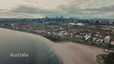 MELBOURNE
A 15.550 KILÓMETROS DE AUSCHWITZ - The Tattooist’s Son: Journey to Auschwitz