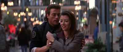 - Melissa... don't turn around.
- Why? What's wrong? - Timecop