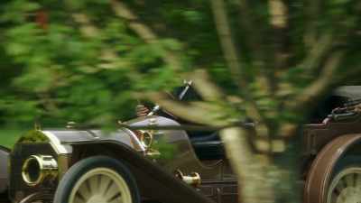 (mellow music)
(indistinct chatter) - The Cars That Made America