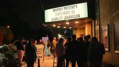 (mellow music)
(people chattering) - Chris Grace: As Scarlett Johansson