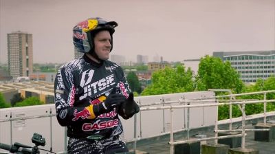 Men bouncing a ball like
a netball. Like small girls. - Top Gear