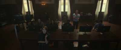 - [mercenary] Do not play with me.
- What the hell is she doing? - The Gray Man