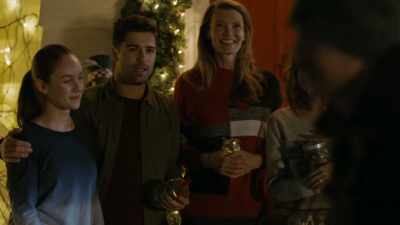 - Merry Christmas, guys.
- Thank you. - Christmas Jars