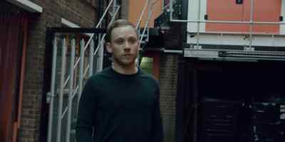 (Merwan)
Sean. - Gangs of London