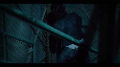 [metal chain rattling] - La Madre