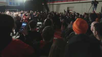 (metal thudding)
(crowd groaning) - The Wrestlers