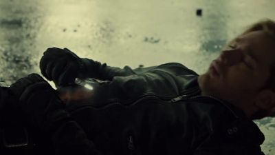 (METALLIC RINGING)
(GROANING) - Shadowhunters