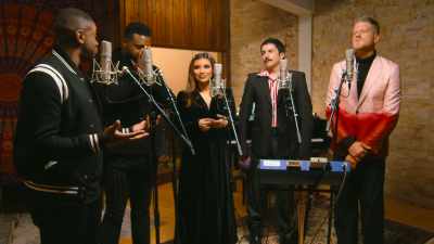 - Meu Deus!
- Como no Evergreen? - Pentatonix: Around the World for the Holidays