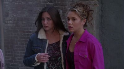 -Meu Deus!
-Na verdade, é o contrário. - Charmed