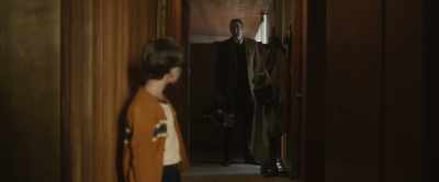 [Meuler] Tracy flagged down
a Milwaukee police squad. - Dahmer - Monster: The Jeffrey Dahmer Story