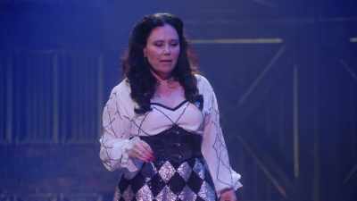 Mi-a venit... vizitatorul. - Alex Borstein: Corsets & Clown Suits