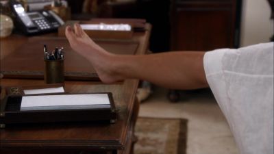 [ Michael Narrating ]
If you need to get
out of a zip tie... - Burn Notice