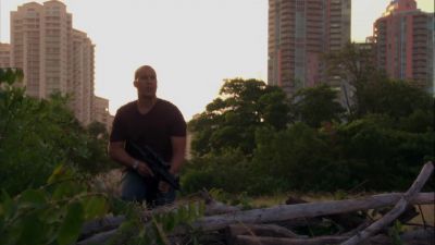 [ Michael Narrating ]
Shooting through
a friendly to hit a target... - Burn Notice