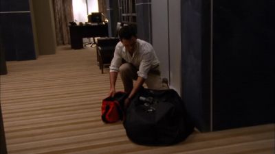 [ Michael Narrating ]
The massive air pressure that
makes air hammers effective... - Burn Notice