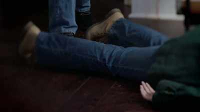 Michael and Patti
Peterson rush to the scene. - An American Murder Mystery: The Staircase