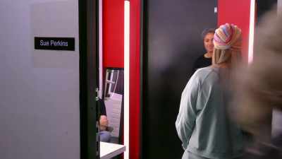 Michelle, tu passes sur HBO.
Une star. - Backstage with Katherine Ryan