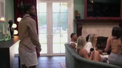 [Mickey]
David says that Jair and Madison - Twin Love