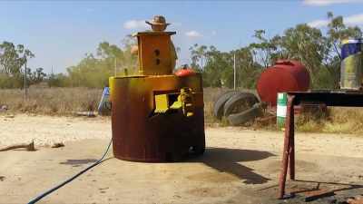 Mick's belling-out machine
is ready to rip. - Outback Opal Hunters