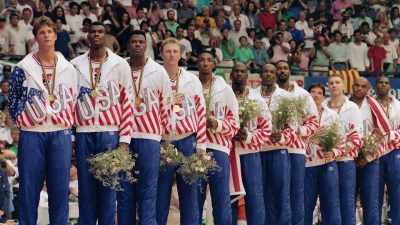 Mientras tanto,
nuestras carreras - We Beat the Dream Team