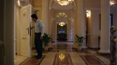 Miguel's just finishing his call.
Come on in. - Narcos