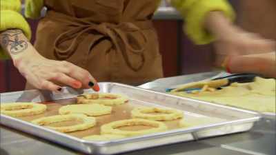 [Mik] My competitors
are using a mold, - Halloween Cookie Challenge