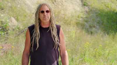 Mike leaves Cassidy
and Avery behind to help James get a jump - Rust Valley Restorers