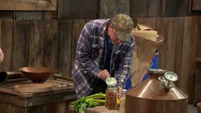 -[mike] oh! We got you
some peanuts!
-I got peanuts. - Moonshiners: Master Distiller
