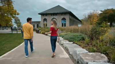 Mike: This is a decommissioned
old power station. - Falling in Love in Niagara